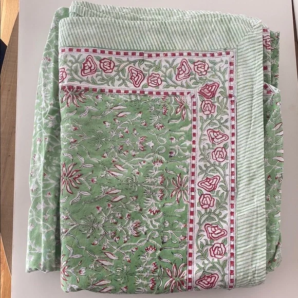 2 Green and Red Table Linens with Intricate Design & 14 napkins. - Picture 2 of 4